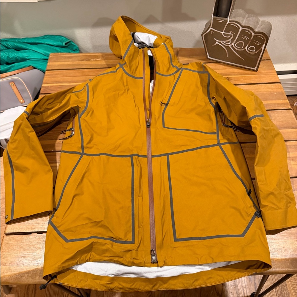 lululemon athletica Men's Golden Yellow Raincoat - Picture 1 of 8